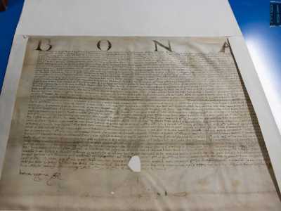 La Sagarriga Visconti nasconde infine anche diversi manoscritti, alcuni dei quali antichissimi. La direttrice prima di salutarci ci mostra con orgoglio la punta di diamante della biblioteca: la pergamena di Bona Sforza